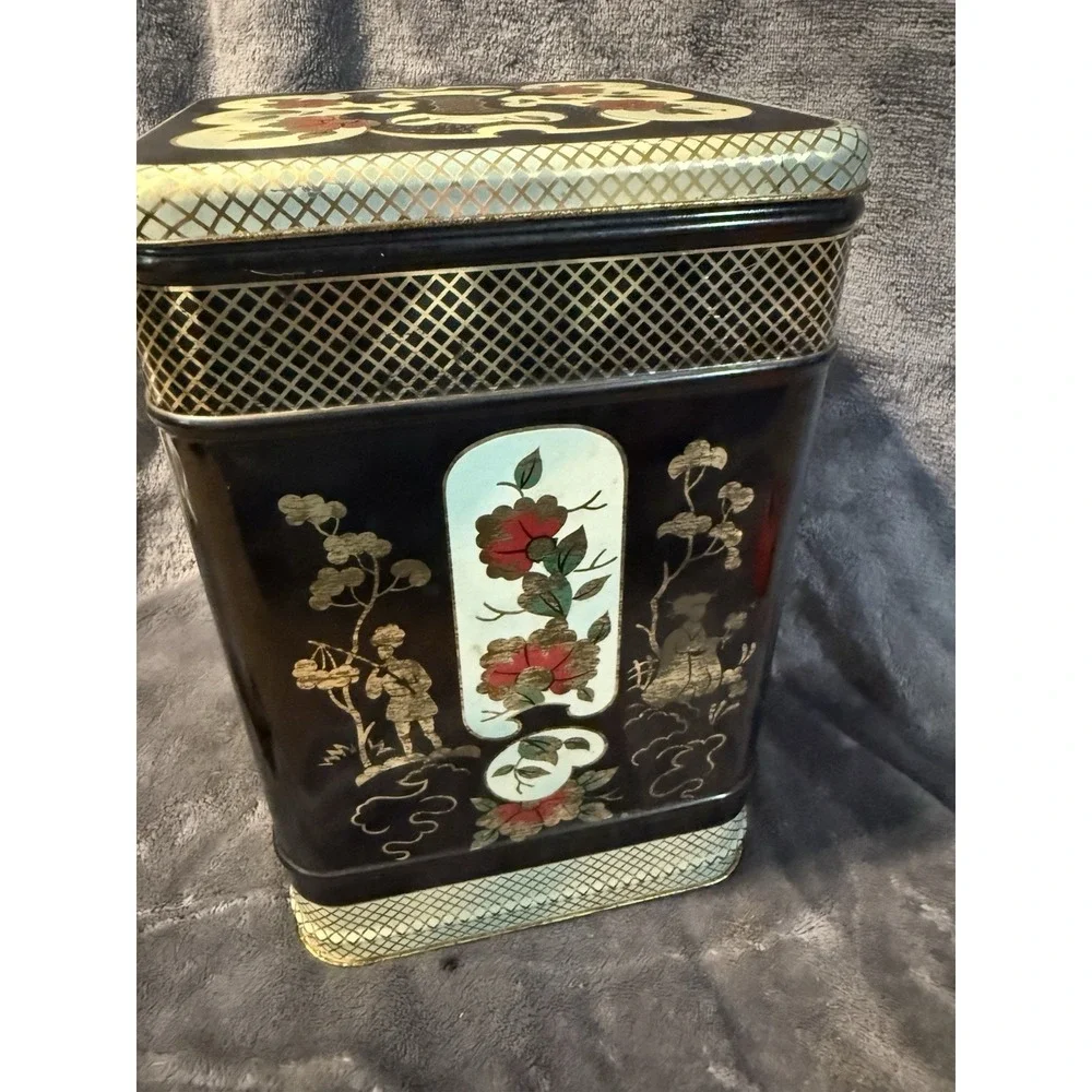 1970s Chinoiserie Designed‎ Metal Box With Attached Lid